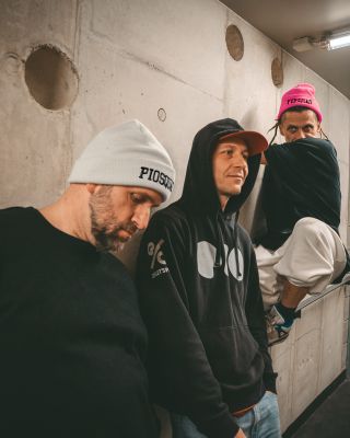 Vinyly, kulichy, mikiny, trička... máme všechno. 💯 Čekuj novej pioshop.cz a vidíme se v pátek v @projekt_dirty_family...